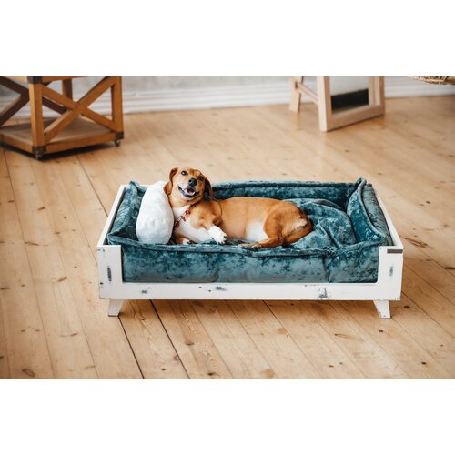 Лежанка для собак и кошек из массива 