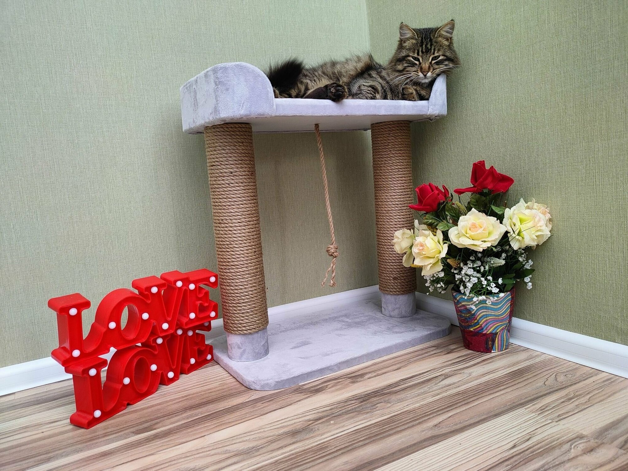 Когтеточка для кошек с мягкой лежанкой и бортиком на двух столбах с джутовым канатам - фотография № 6