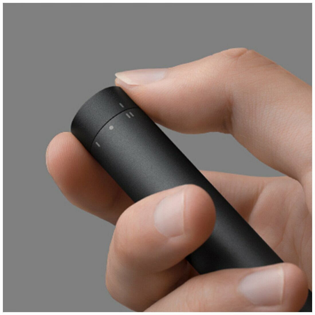 Упакованная отвертка Mijia с битами на фоне коробки Ozon