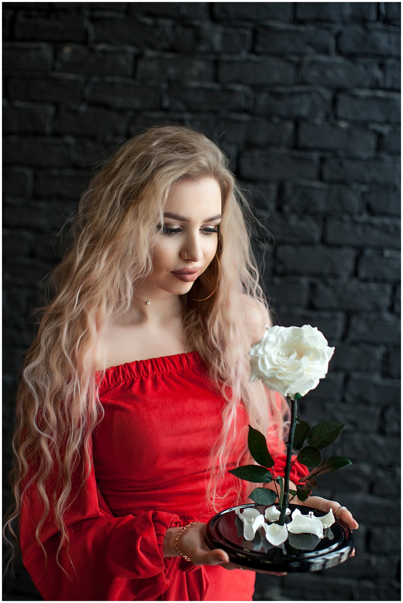 Белая роза в колбе "VIP" с подарочной коробкой/29 см