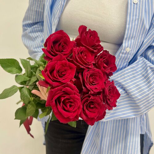 Изображение товара Букет живых цветов из 9 красных роз под ленту, Эквадор 50 см | Пять цветов - быстрая доставка