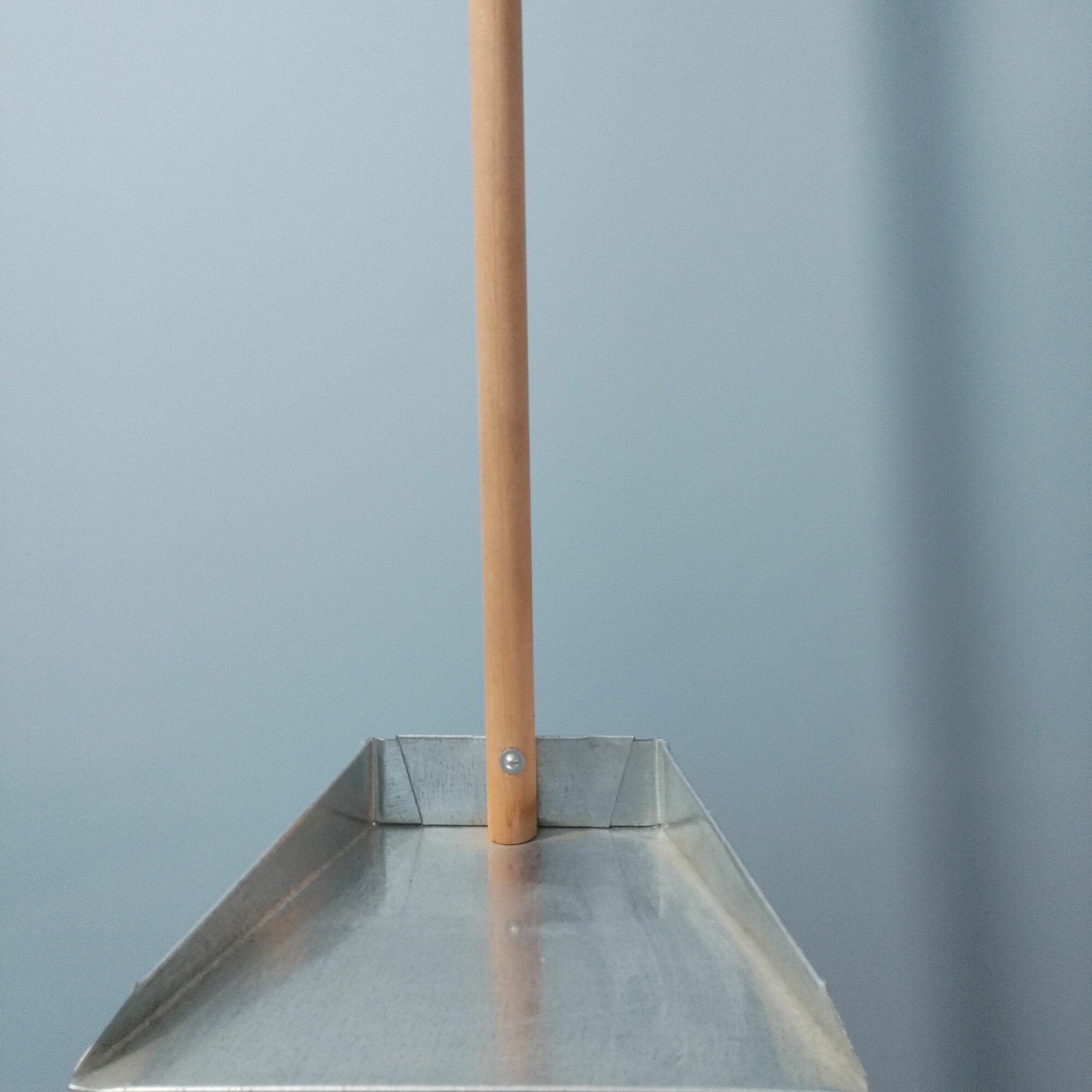 Совок для мусора хозяйственный оцинкованный с длиной деревянной ручкой 62 см.