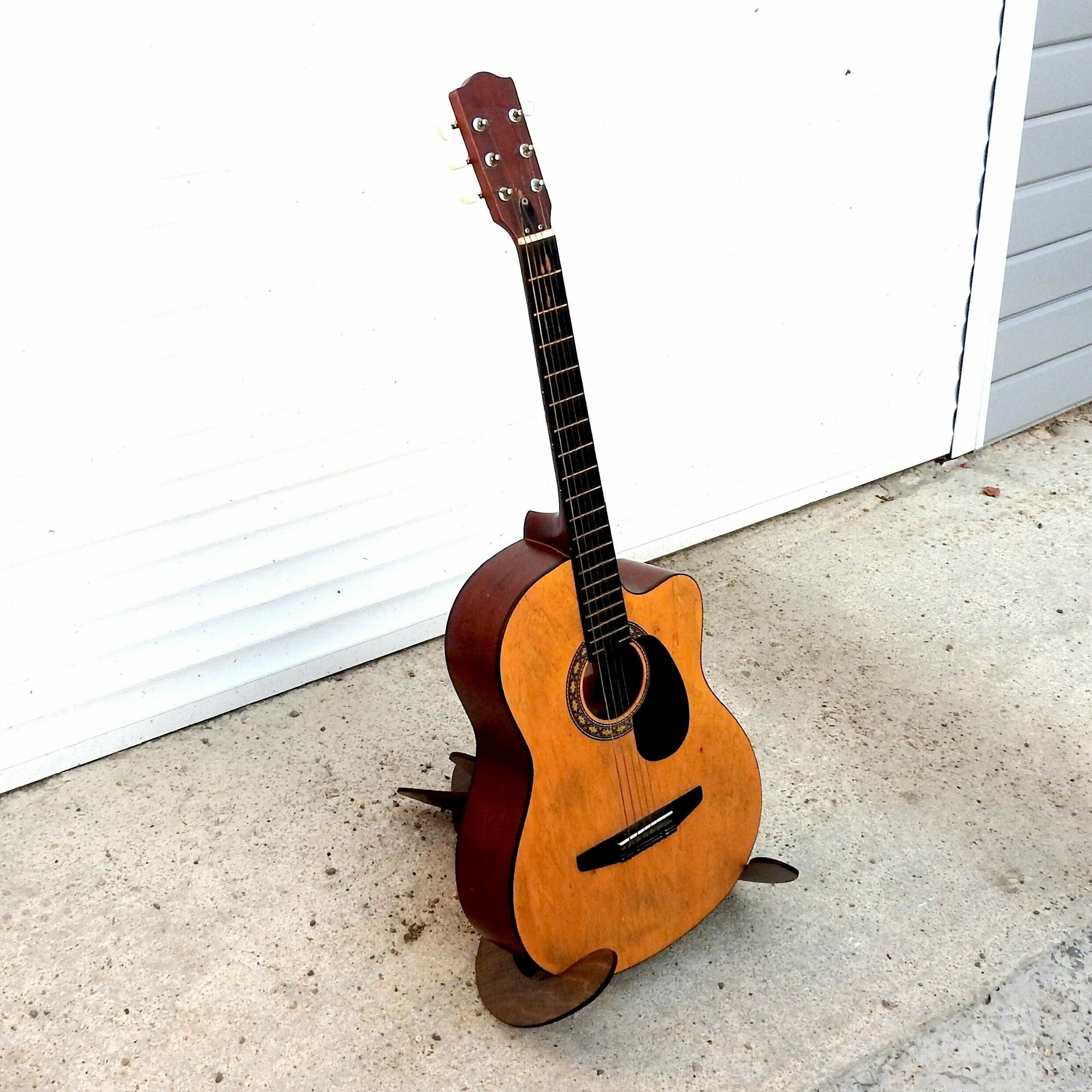 Подставка под гитару напольная , стойка для гитары деревянная