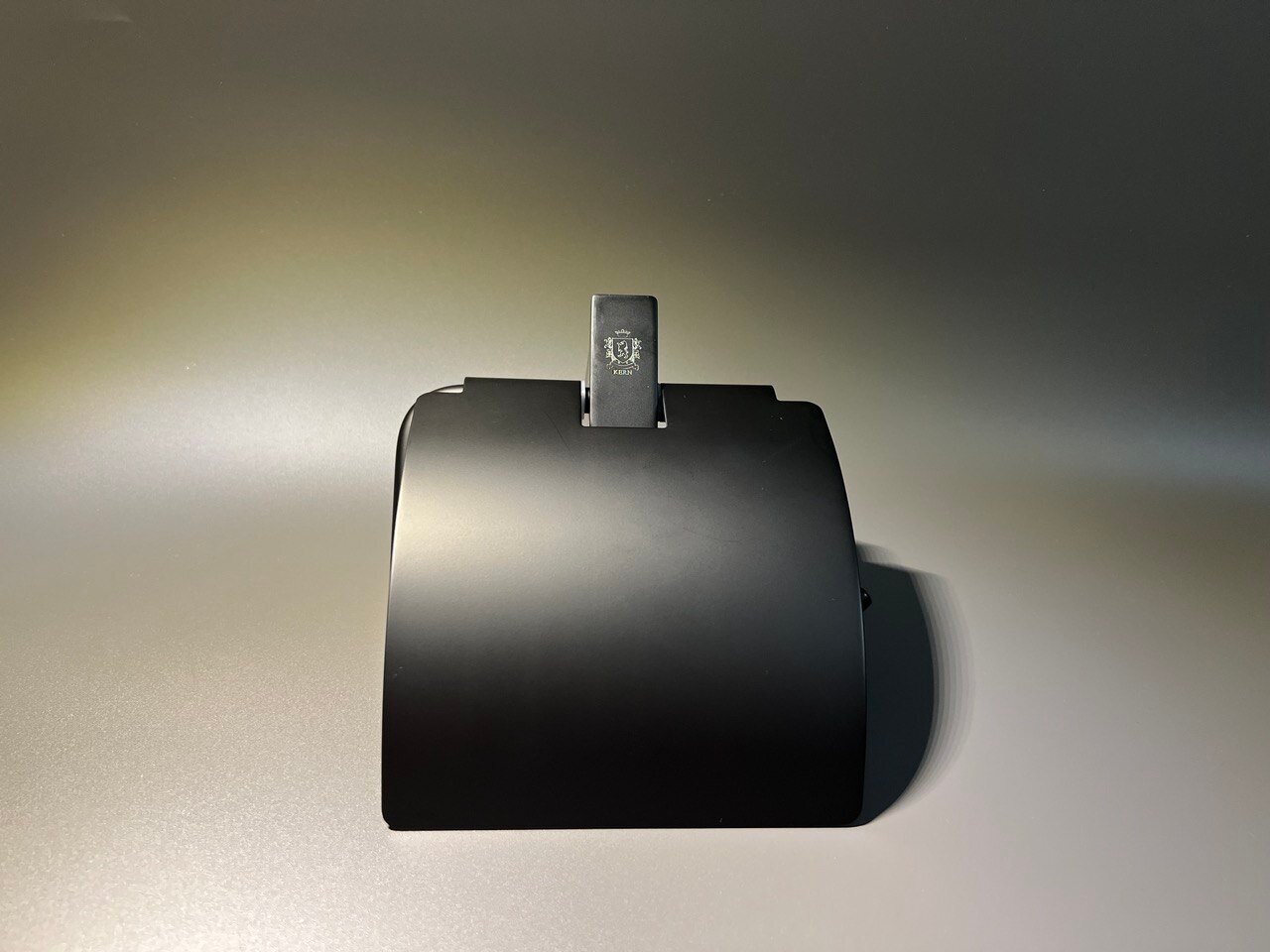 фото Настенный бумагодержатель (с крышкой) 9510 Black Kern