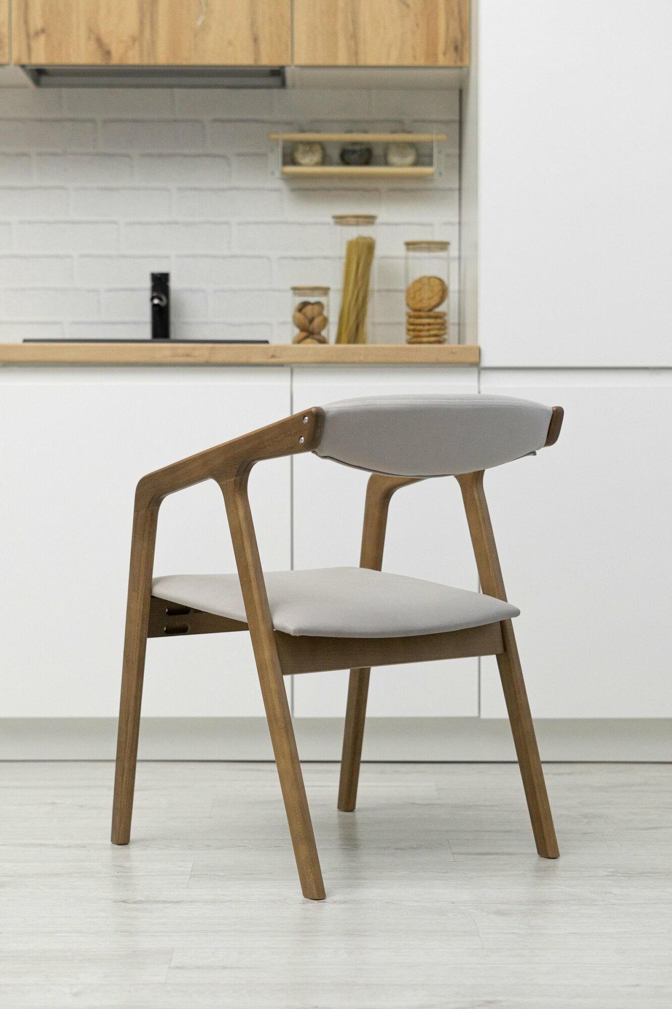 Деревянный стул для кухни, гостиной, письменного стола FLORENCIA обивка - серо-сиреневый велюр, каркас - светлый орех - фотография № 6