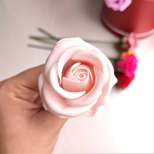 Нежно-розовая роза из мыльной пены для букетов и творчества 30 см
