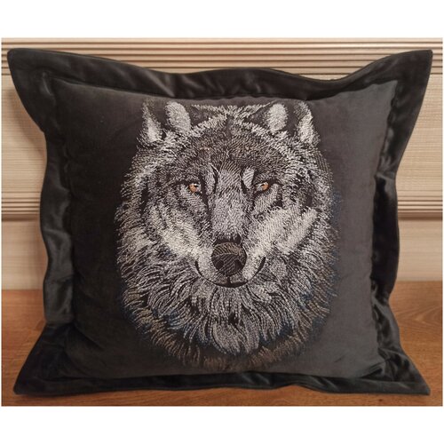 Дизайнерская, декоративная подушка с машинной вышивкой из бархата 45х45. Волк