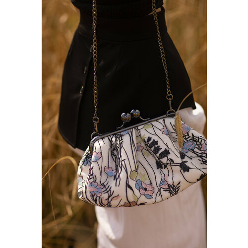 Сумка Madame Reticule, фактура бархатистая, матовая, белый