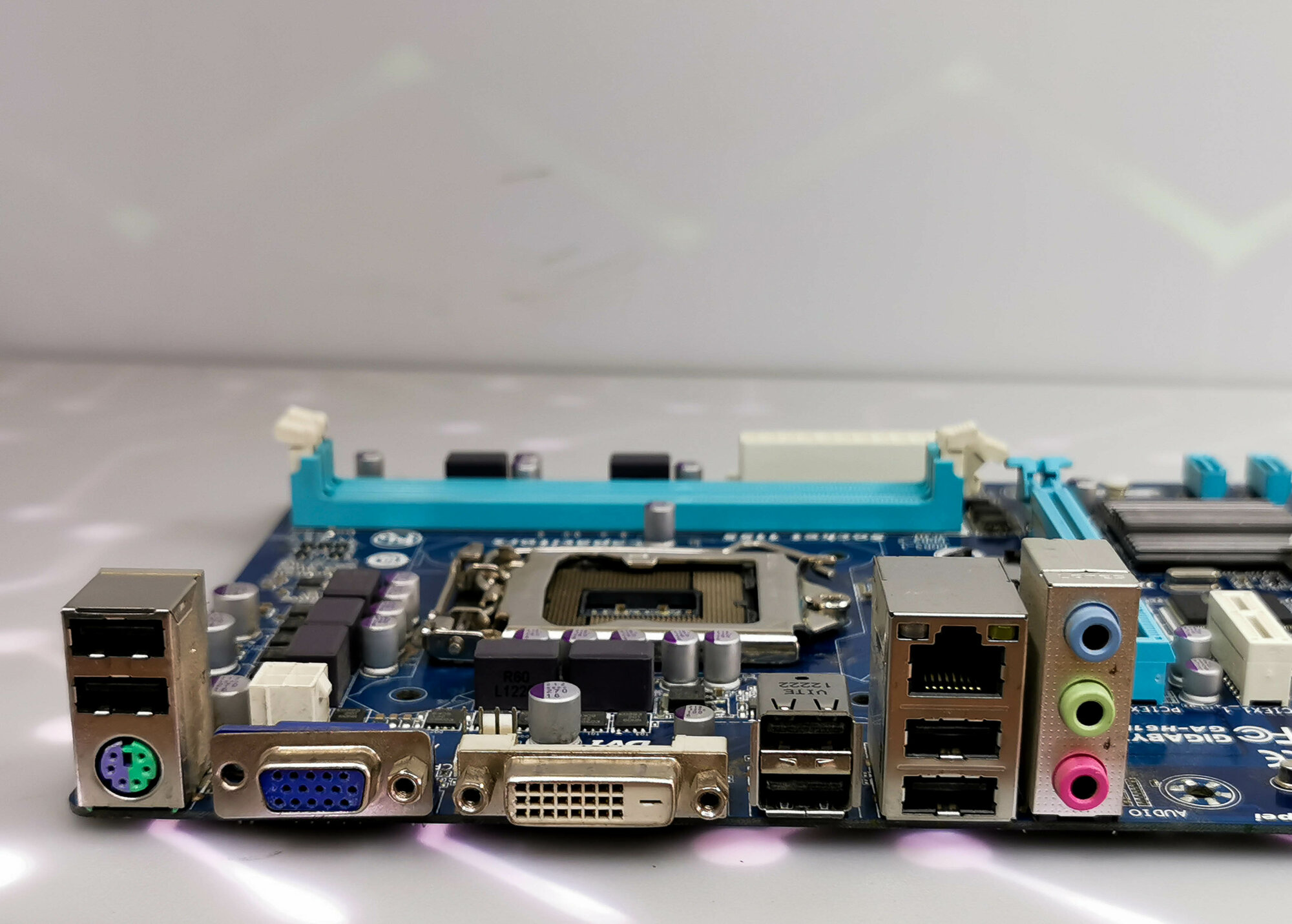 Материнская плата GIGABYTE GA-H61M-DS2V, micro ATX, чипсет Intel H61, для процессора Intel Core — фото 1