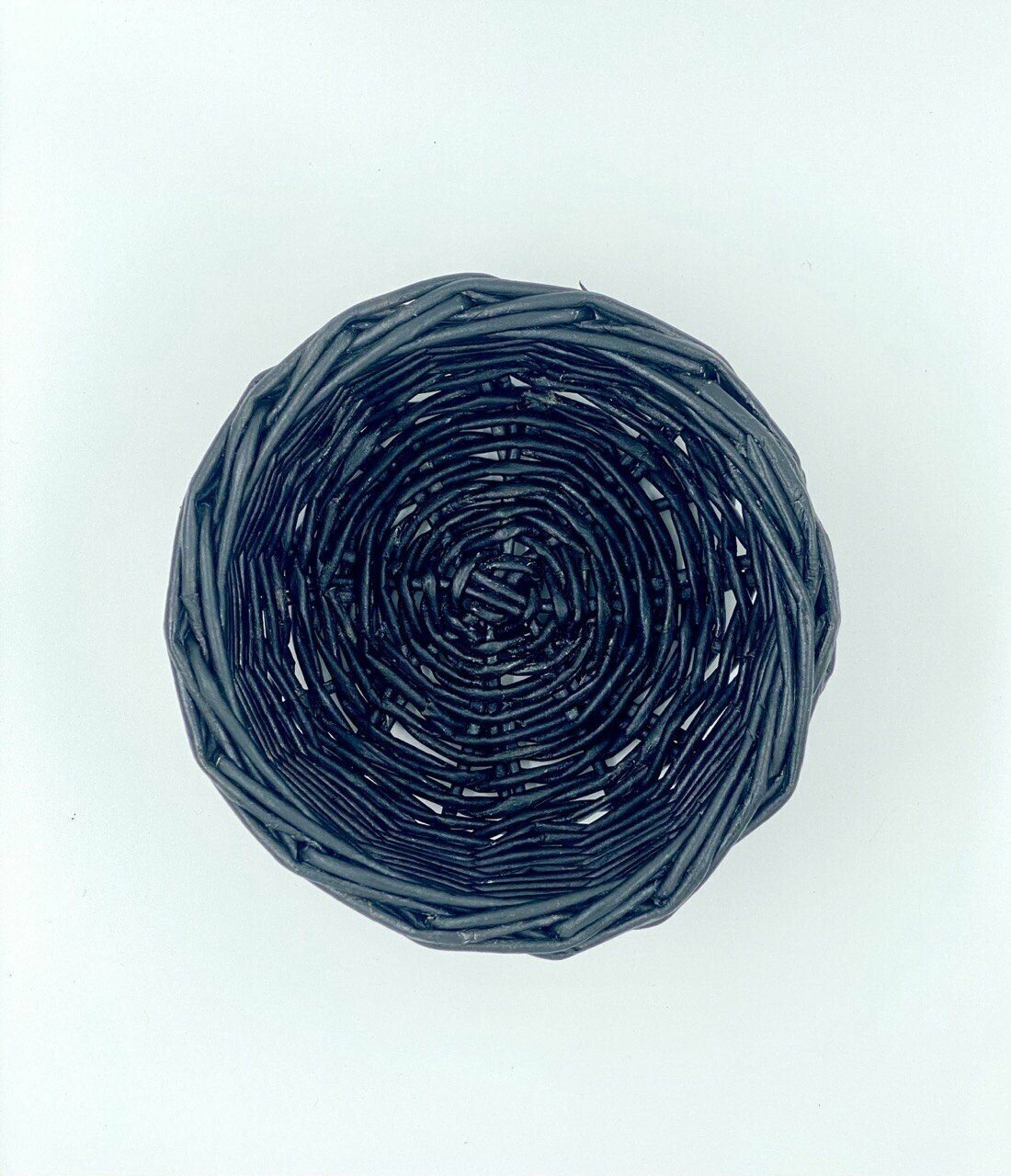 Корзинка кашпо плетеная из бумажной лозы в черном цвете для хранения, декора ручной работы S - фотография № 2