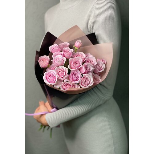 Цветы, букет ароматных кустовых роз в дизайнерской упаковке