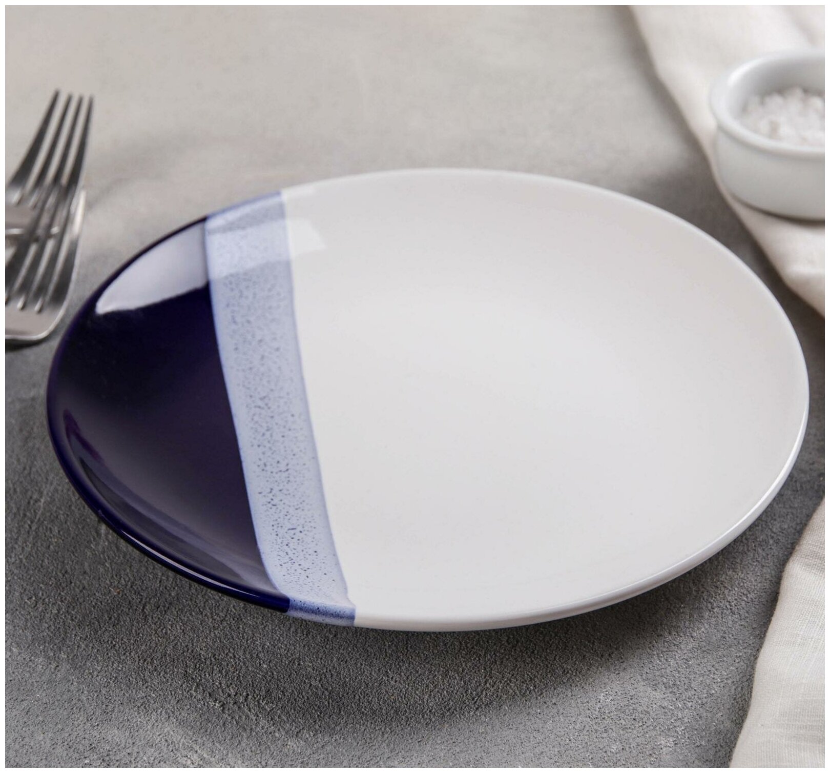 Тарелка белая с синими полосками Кубаньфарфор, 1 шт, керамика, диаметр 21 см
