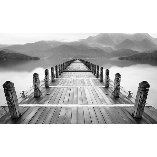 Моющиеся виниловые фотообои GrandPiK Пристань у озера и горы (черно-белое), 450х260 см