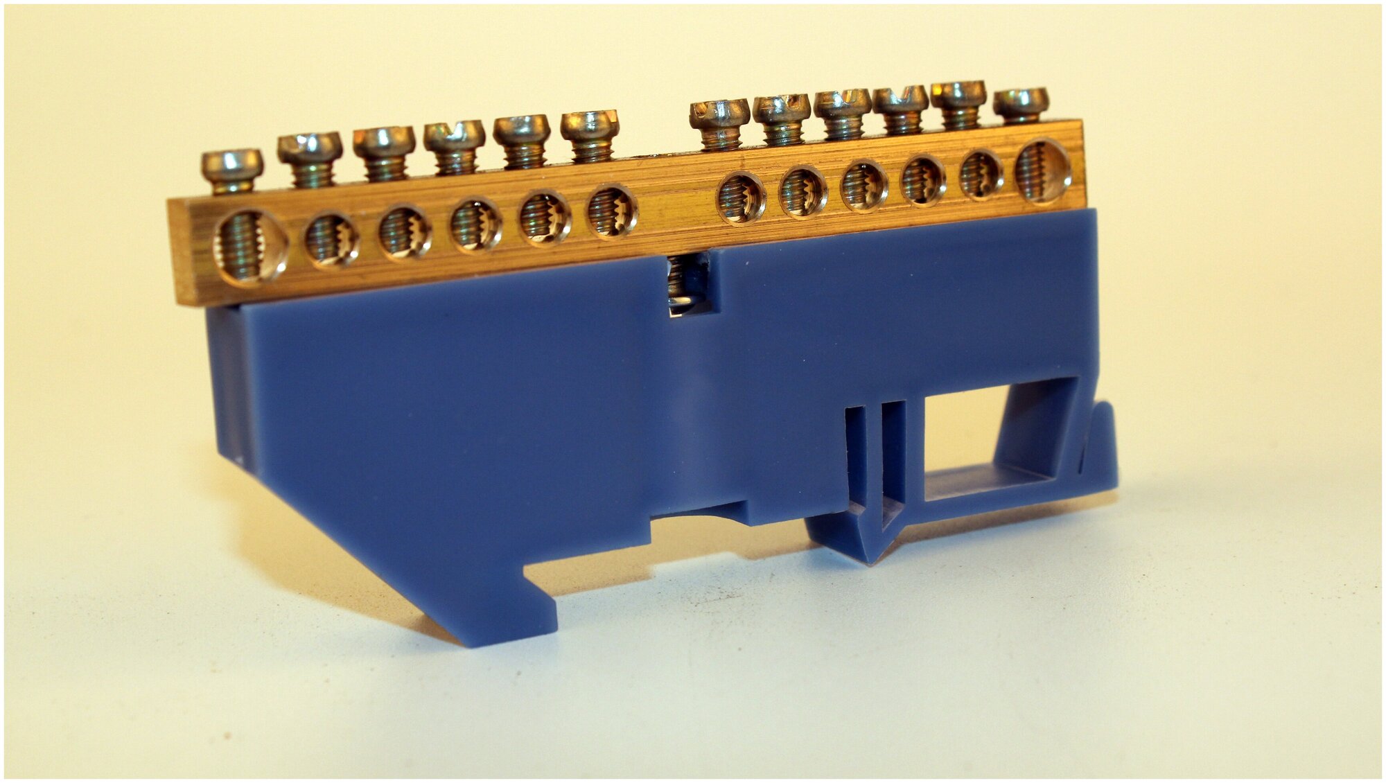 Шина нулевая на синем DIN-изоляторе SEAMARK 6x9-12 отверстий - фотография № 1