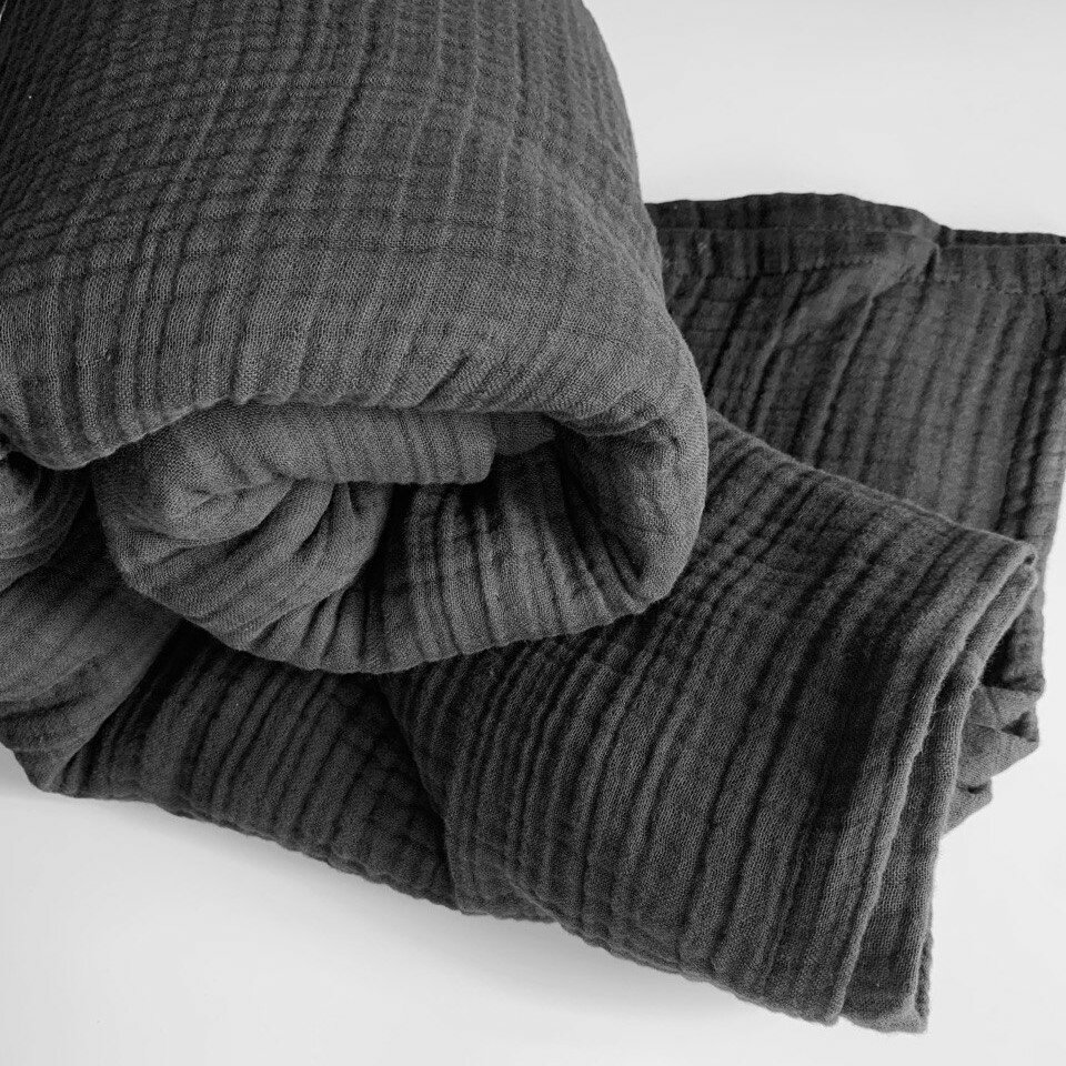 Одеяла И Пледы Xiaomi Плед на диван и кровать 200*230 черный , 4 слоя турецкого жатого муслина , воздушный и двусторонний , не требует глажки , всесезонный , обладает климатконтролем