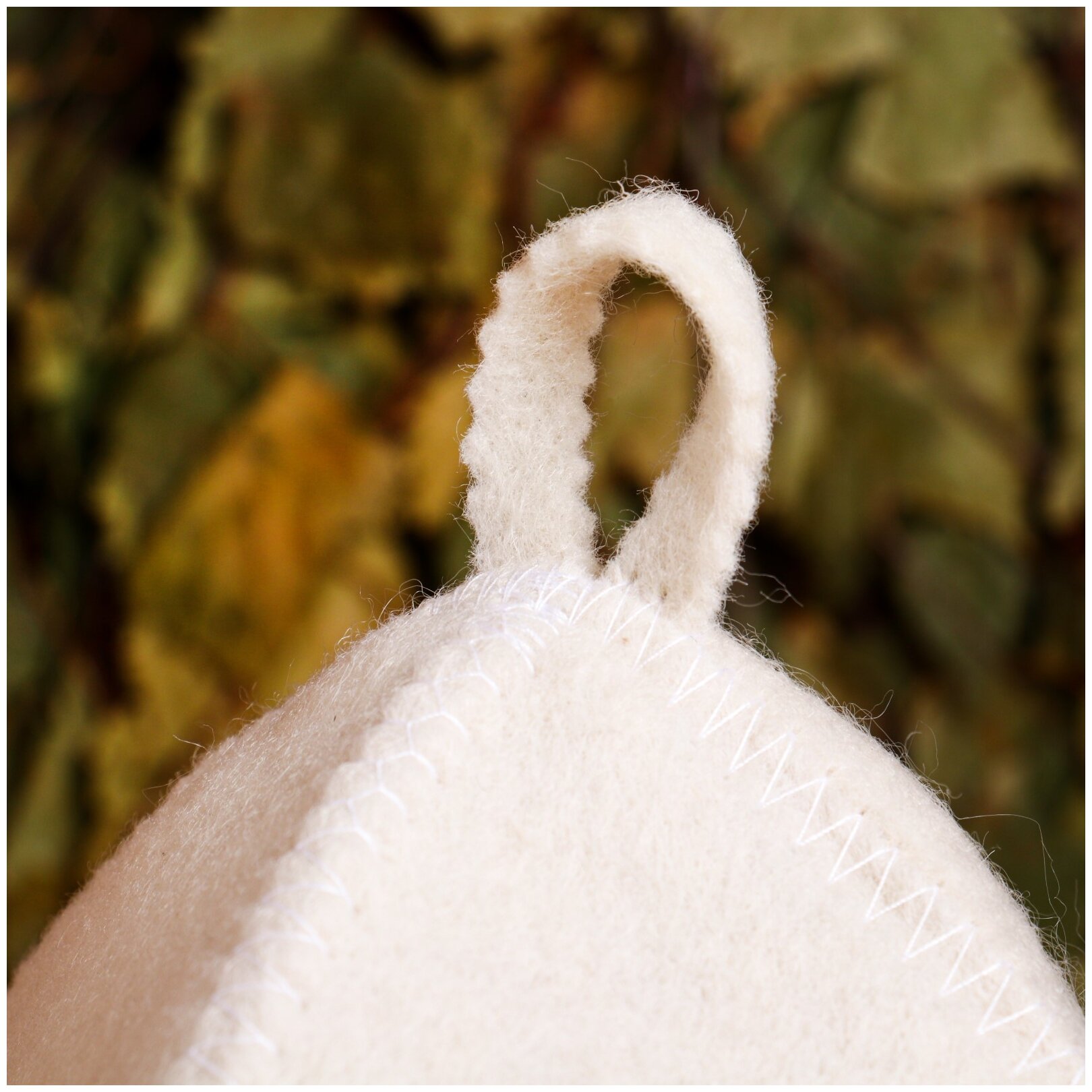 Подарочный набор для бани и сауны белый: шапка с вышивкой "Люблю баньку", 2 масла - фотография № 3