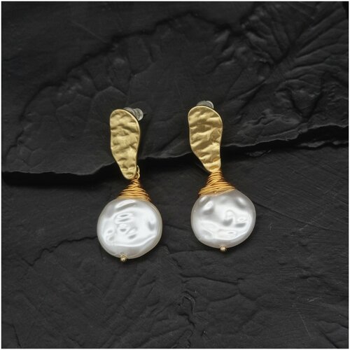 Комплект серег The Minimalist, жемчуг пресноводный, жемчуг культивированный, жемчуг барочный, жемчуг пресноводный культивированный, жемчуг имитация, размер 15 мм, золотистый