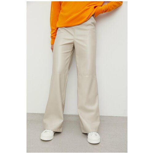 фото Брюки на резинке из экокожи (бежевый) (m) charmstore