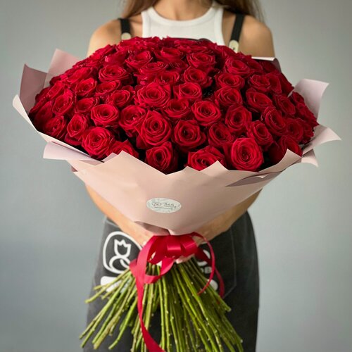 Изображение товара Букет из 101 красной розы 40 см в стильной упаковке. «365 Поводов» - живые цветы с доставкой