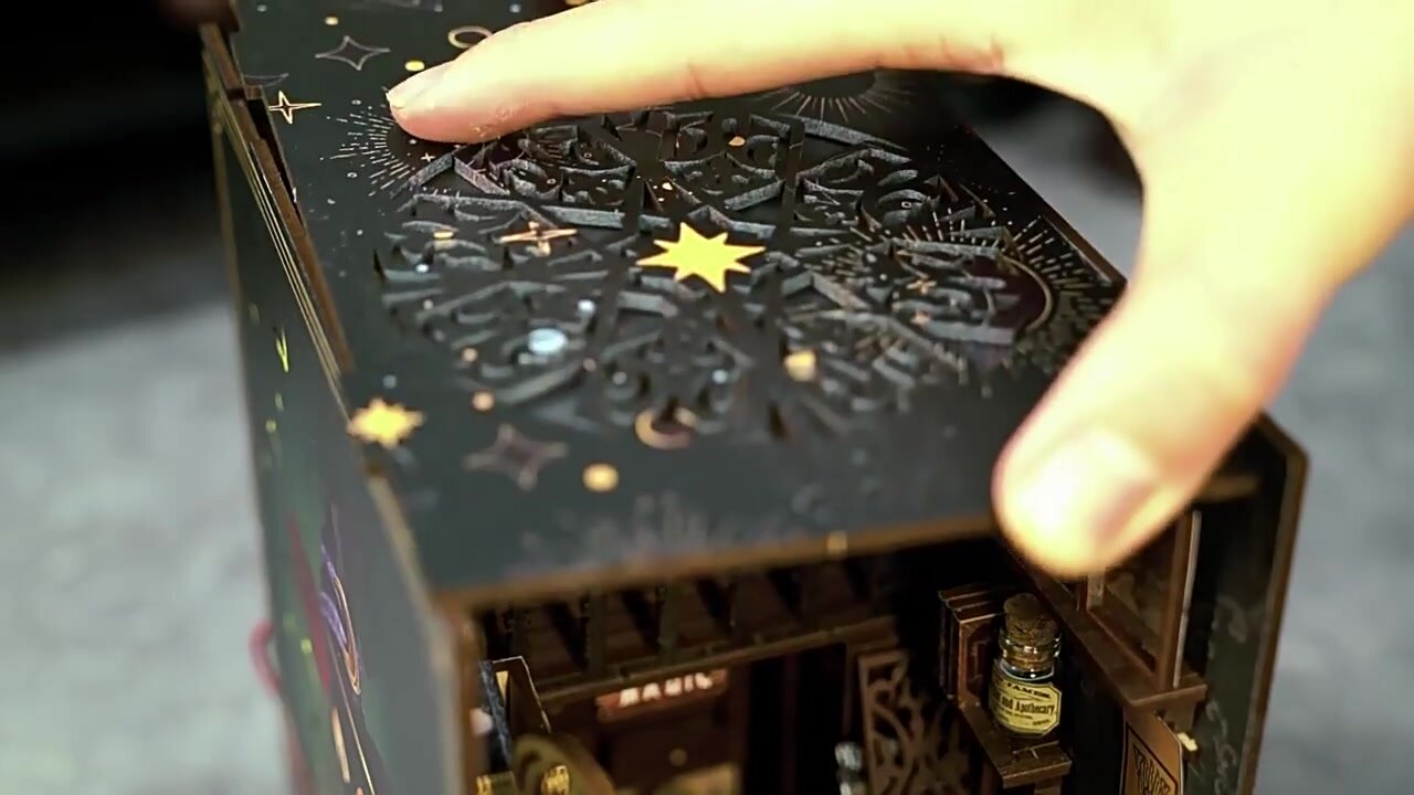 Коробка для комнаты Гарри Поттера, милая папка с книгами, книжный уголок Олливандерса, деревянная 3D трехмерная сборка ручной работы, настольная модель строительных игрушек для отправки на день рождения — фото 1