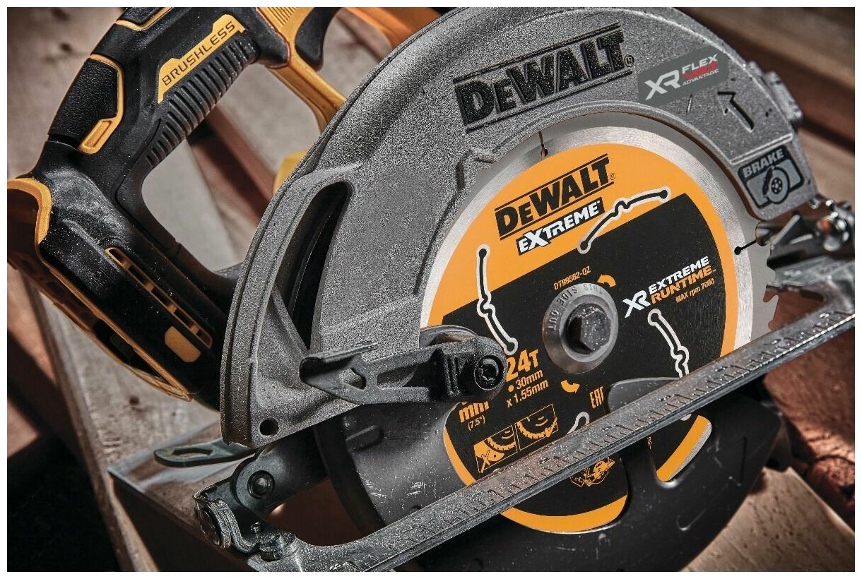 Пила дисковая аккумуляторная DEWALT DCS573NT-XJ (без АКБ и ЗУ) - фотография № 2