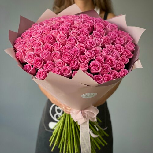 Изображение товара Букет из 101 розовой розы 60 см в стильной упаковке. «365 Поводов» - живые цветы с доставкой