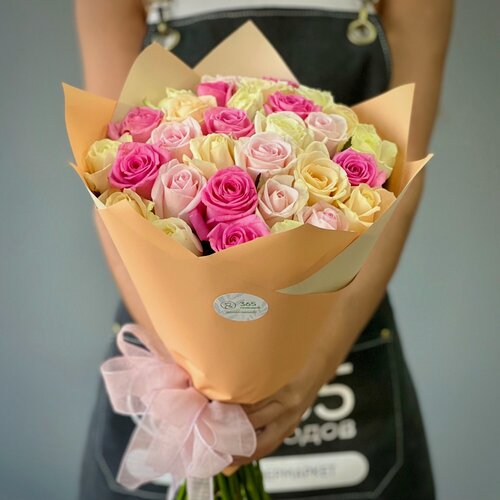 Изображение товара Букет из 31 нежной розы 40 см в стильной упаковке. «365 Поводов» - живые цветы с доставкой