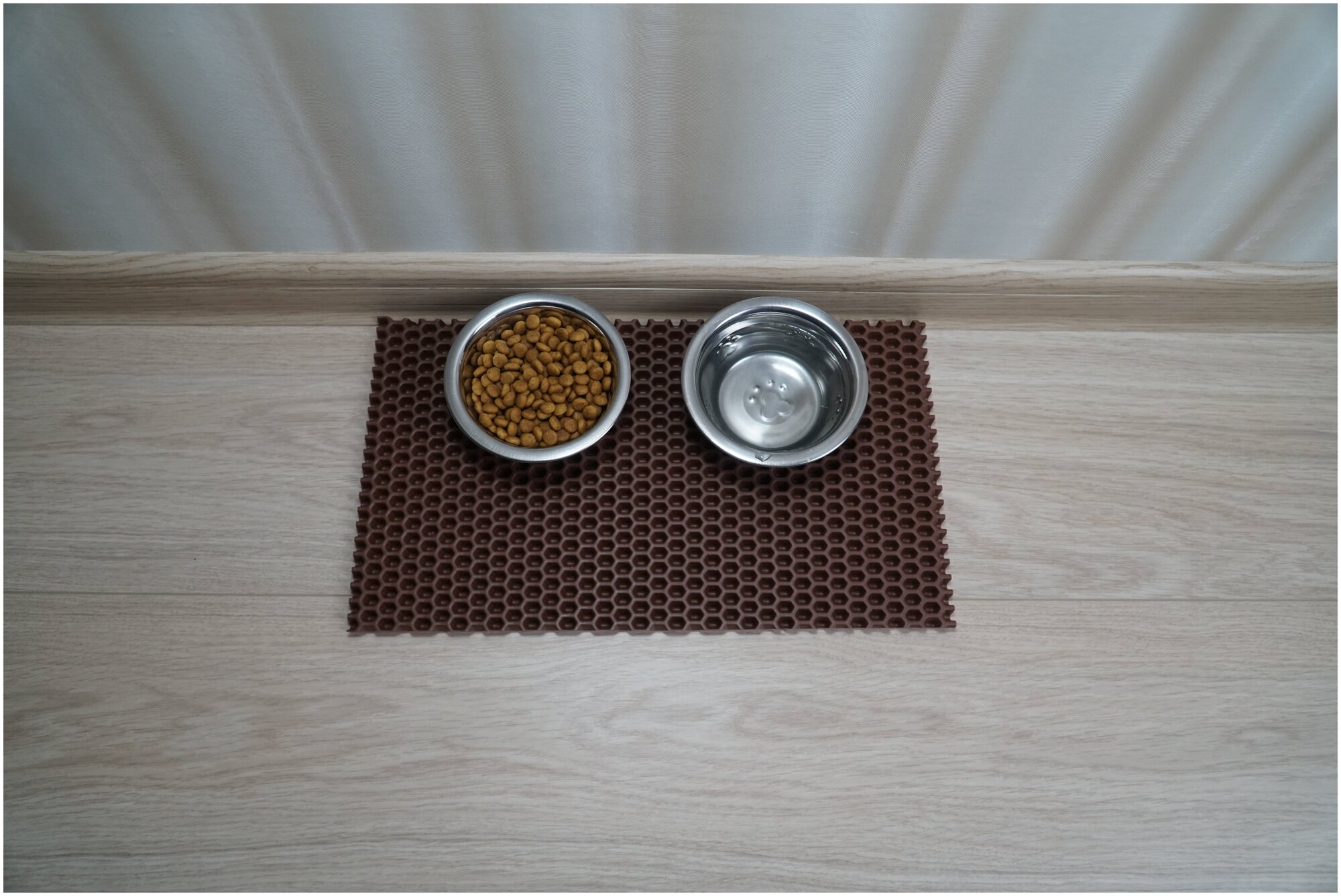 Коврик под миску 20*35 см для кошек и собак (цвет коричневый, ячейка сота) - фотография № 2