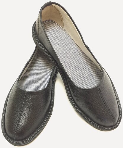 Изображение товара Тапочки (чувяки) кожаные на подошве из пористой резины, цвет черный (размер 44)