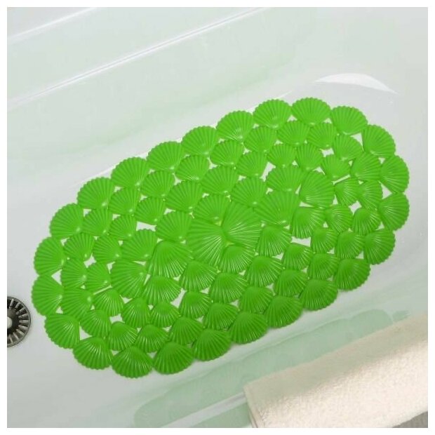 Коврик противоскользящий на присосках в ванную овальный «Ракушки» 67х38 см, цвет зеленый