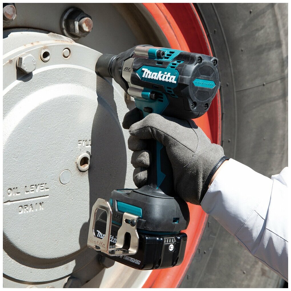 Гайковерт аккумуляторный 18В 700Нм - 1/2" Makita DTW700 Li-Ion 2x3Ач, з/у DTW700RFE