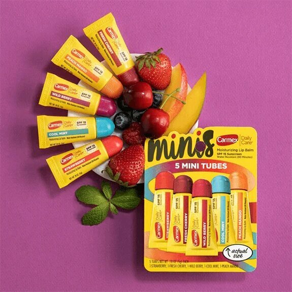 Картинки Carmex Daily Care Minis 5, Набор бальзамов для губ Кармекс 5 штук (клубника, вишня, лесная ягода, мятный, персик манго)