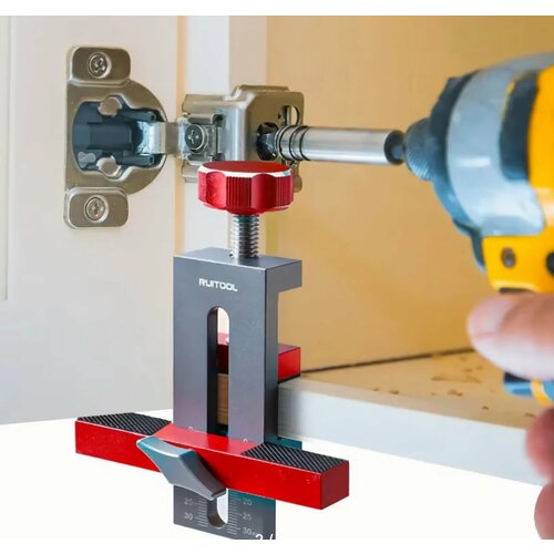 Струбцина для установки кухонных фасадов.