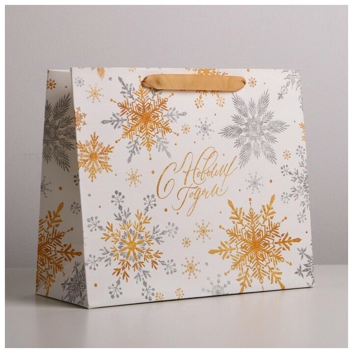 Пакет подарочный ламинированный «Волшебные снежинки», 27 × 23 × 11,5 см
