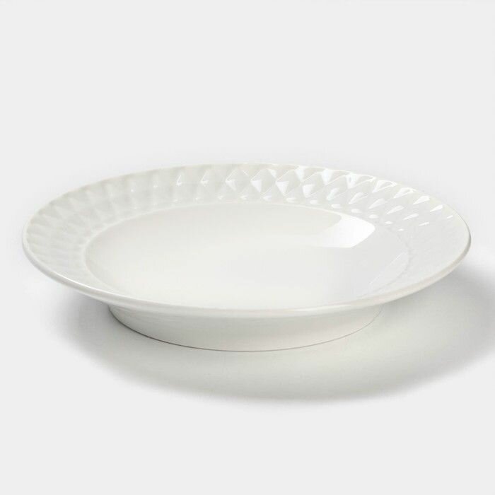 Тарелка фарфоровая глубокая Magistro "Блик", d-23 см, цвет белый