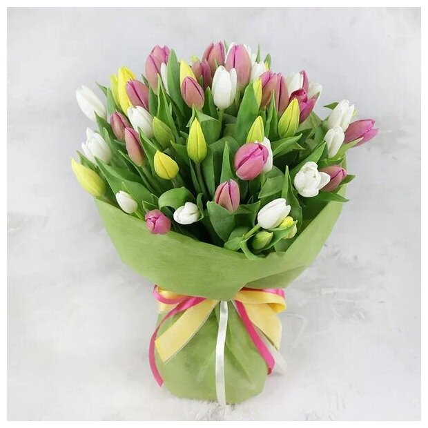 Букет живых цветов из 51 разноцветных тюльпанов в фетре