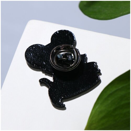 фото Значок "мышонок" с книгой, цвет серый в чёрном металле 7036435 queen fair