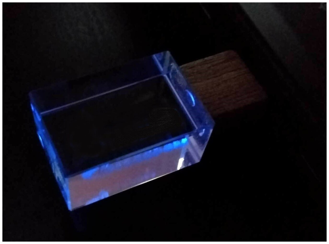 Флешка из темного дерева с кристаллом под гравировку 3D логотипа (64 Гб / GB USB 2.0 Синий/Blue cristal_Wood-01. R apexto UL-5013 стеклянный)