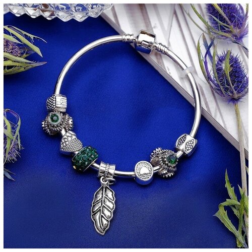 фото Браслет со стразами марджери с подвеской, листочек, цвет зелёный в серебре, 20см queen fair