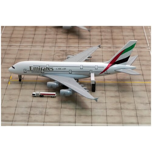 Игрушка самолёта Airbus A380 Emirates. На шасси.