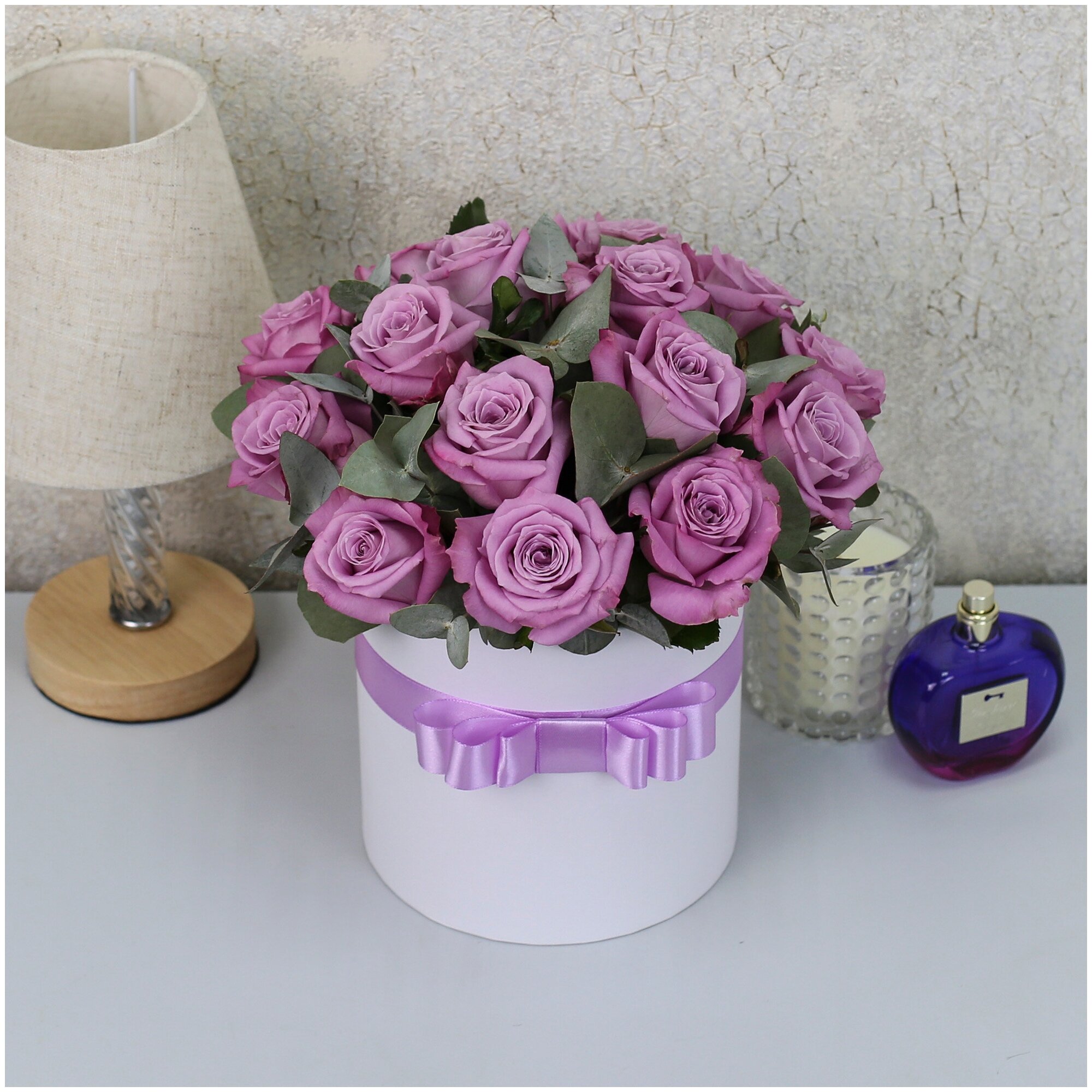 Букет живых цветов из фиолетовых роз "Маритим" в белой шляпной коробке 15 шт.