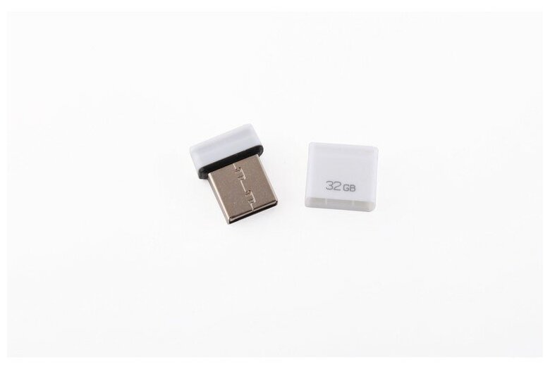 Накопитель USB 2.0 32Гб QUMO Nano, белый