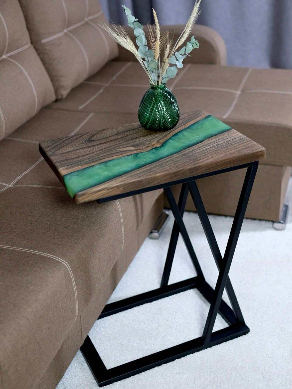 фото Приставной деревянный столик к дивану с эпоксидной смолой