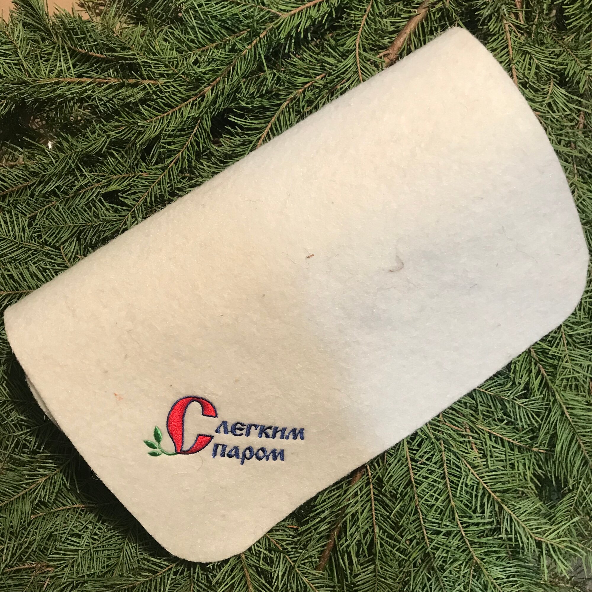 Коврик сидушка для бани и сауны с вышивкой "С легким паром" 32х42 см — фото 1