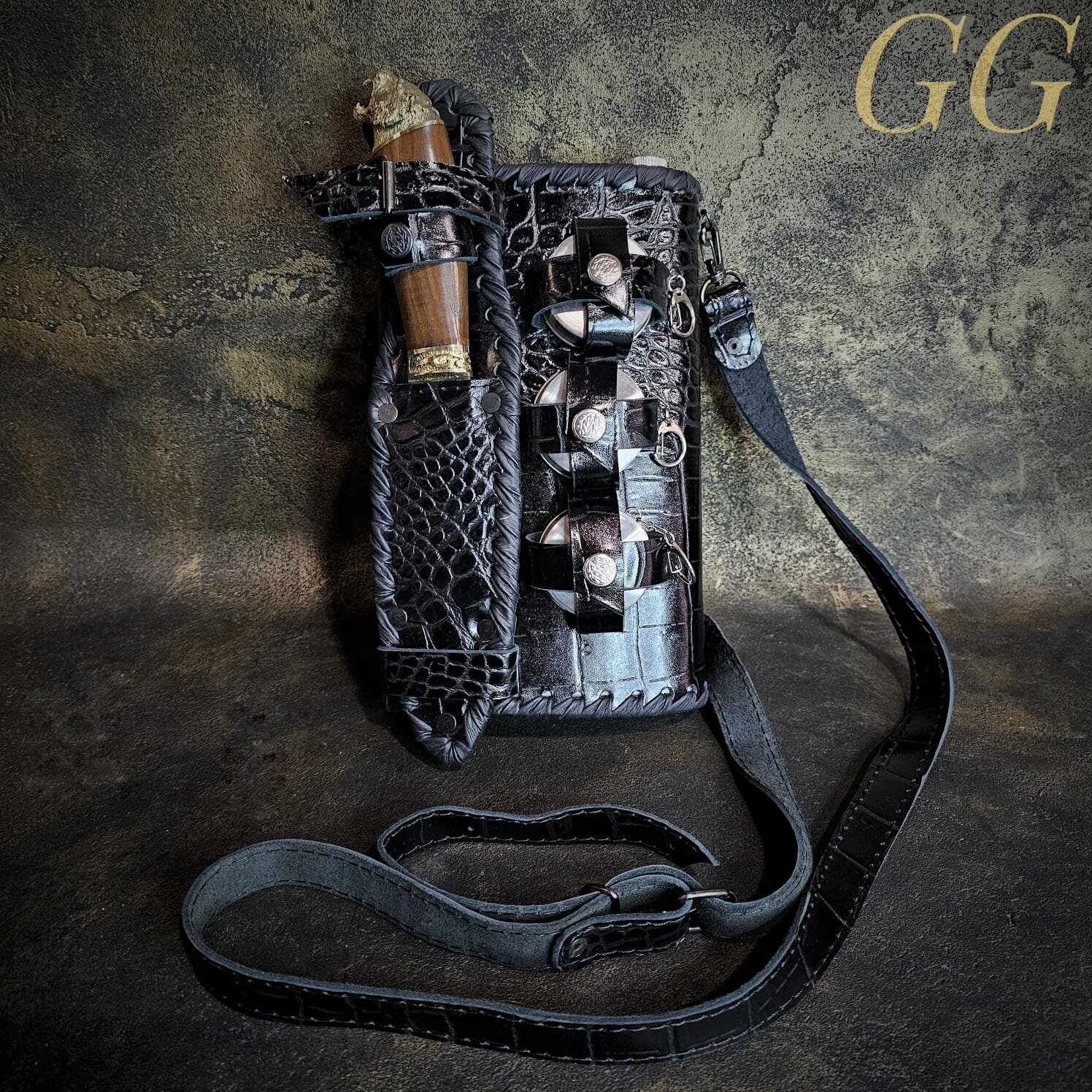 Набор: фляжка 1,5л, охотничий нож Медведь, раскладные стаканчики, черная