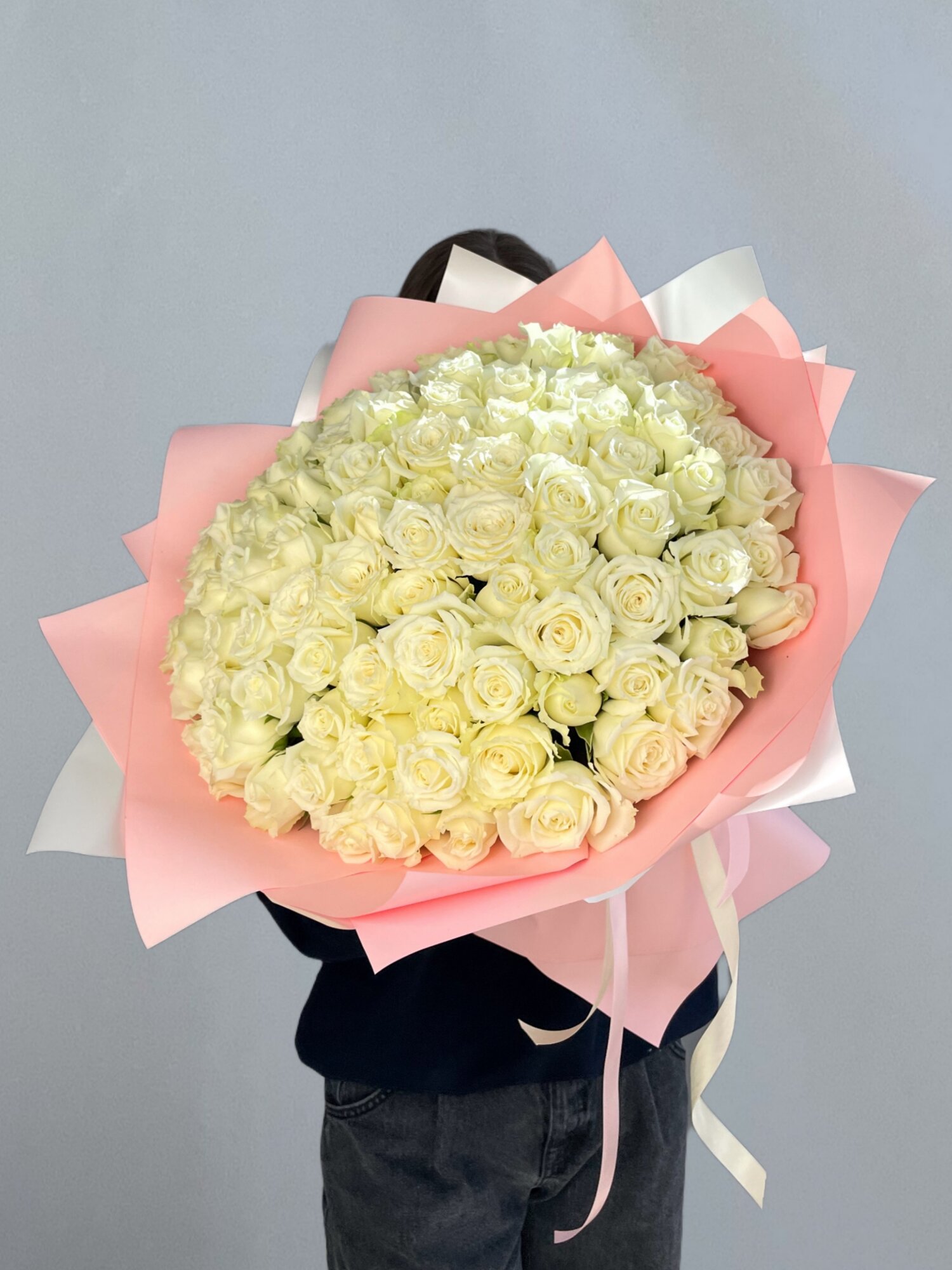 Монобукет из 101 белой розы в дизайнерской упаковке длина 40 см