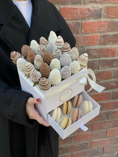 Изображение товара Шкатулка с клубникой в белом и молочном шоколаде, кокос, белый рис, темный рис, 9 макаронс, White&Choco 1, М размер