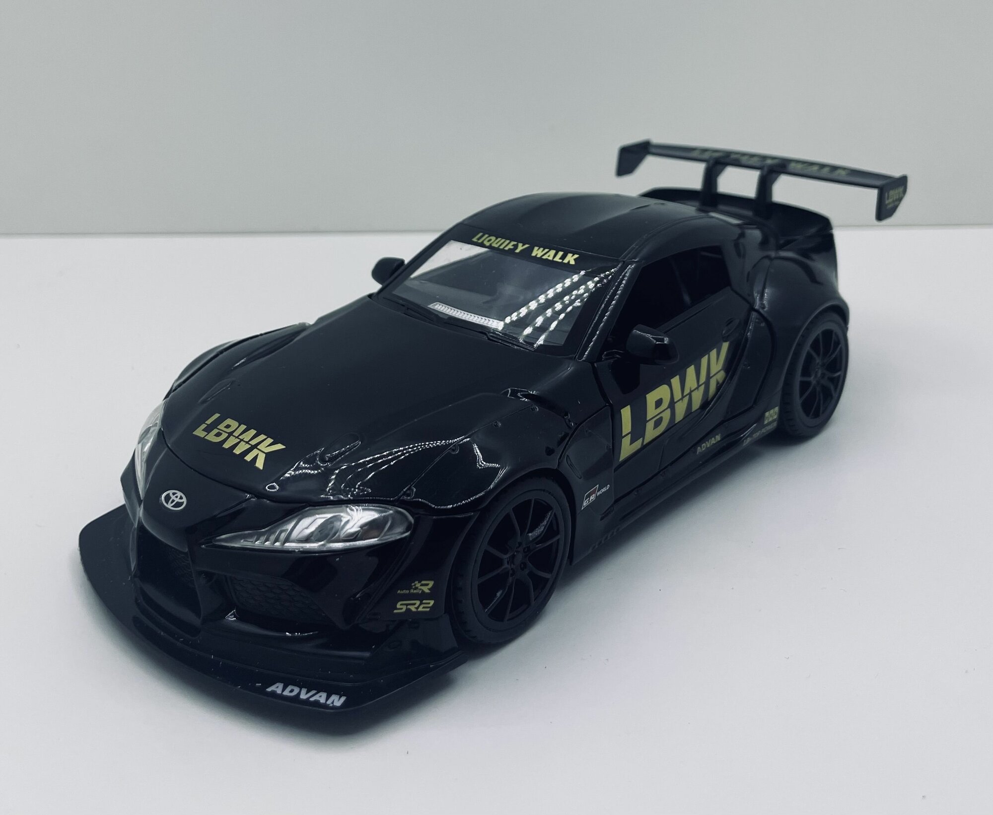 Машинка металлическая "Toyota Supra A90" черно-золотая 1:24, свет+звук инерционный/ в подарок брелок