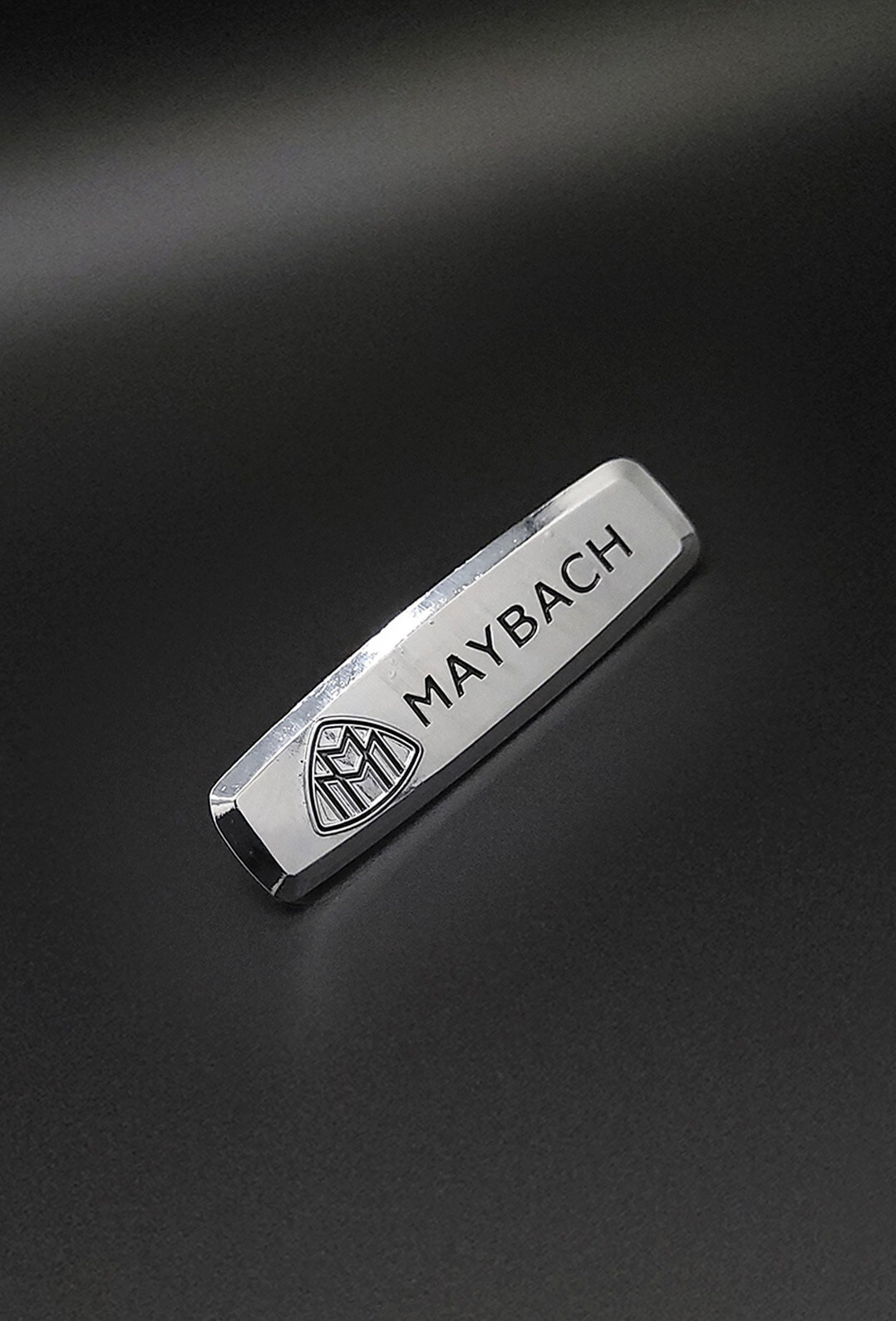Шильдик (логотип) Maybach металлический для автоковриков