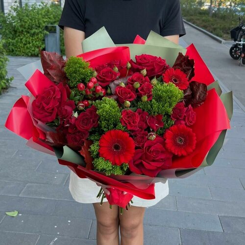 Изображение товара Букет из Гербер, красных роз с кленовыми листьями